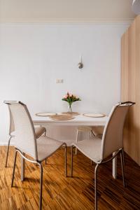 Rolnicza Spacious Apartment by BookingHost