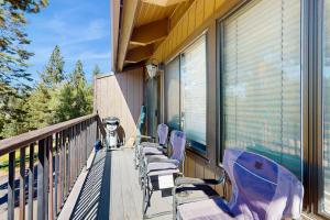 Kingsbury Grade home with fireplace & easy access to beaches & skiing sleeps 6