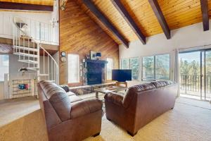 Kingsbury Grade home with fireplace & easy access to beaches & skiing sleeps 6