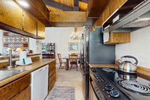 Kingsbury Grade home with fireplace & easy access to beaches & skiing sleeps 6