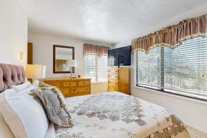 Kingsbury Grade home with fireplace & easy access to beaches & skiing sleeps 6