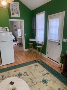 Beautiful 1BR Apt, Near Beach, Kitchenette, Bath, LR