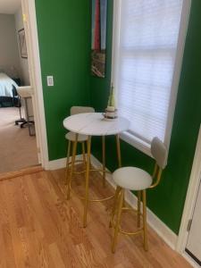 Beautiful 1BR Apt, Near Beach, Kitchenette, Bath, LR