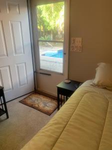Beautiful 1BR Apt, Near Beach, Kitchenette, Bath, LR