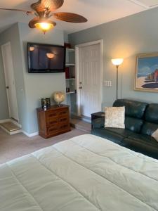 Beautiful 1BR Apt, Near Beach, Kitchenette, Bath, LR