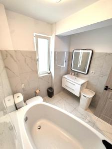 Theo Hills Visan