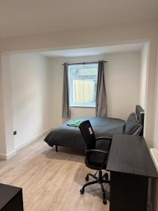 Spacious, Stylish Double Room with Shared Bathroom, Near Wembley Stadium, Gladstone Park, Hampstead Heath, Brent Cross Shopping Centre