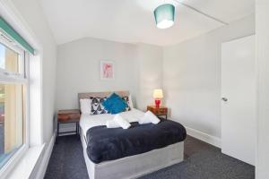 Spacious 3 Bdr, 4 Beds City Apt, free on-site parking