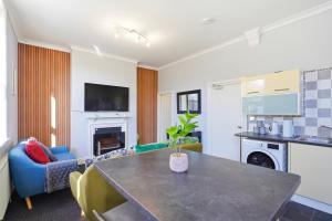 Spacious 3 Bdr, 4 Beds City Apt, free on-site parking