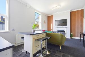 Spacious 3 Bdr, 4 Beds City Apt, free on-site parking