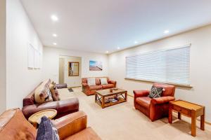 Relaxing house with WiFi gas fireplace & washer&dryer