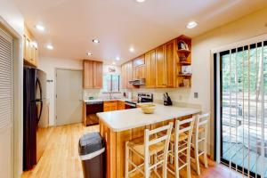Relaxing house with WiFi gas fireplace & washer&dryer