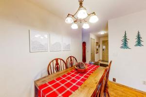 Relaxing house with WiFi gas fireplace & washer&dryer