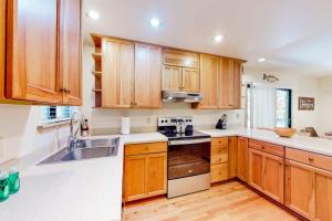Relaxing house with WiFi gas fireplace & washer&dryer
