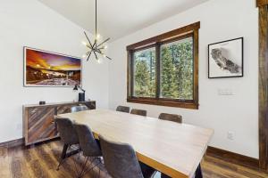 Cozy & contemporary townhome with two decks - close to town & outdoor fun