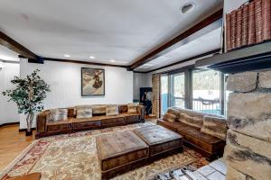 Ski getaway with amazing mountain views fireplace pool & river path access