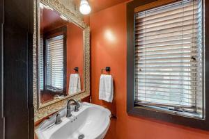 Ski getaway with amazing mountain views fireplace pool & river path access