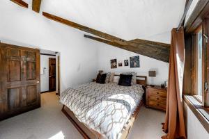 Ski getaway with amazing mountain views fireplace pool & river path access