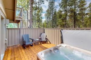 Remodeled Luxury Home with private hot tub patio-balcony & SHARC Passes