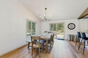 Remodeled Luxury Home with private hot tub patio-balcony & SHARC Passes