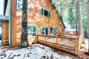 Spacious Lodge Near Donner Lake with Shared Pool & Hot Tub