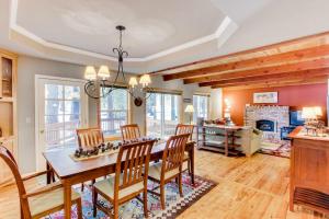 Spacious Lodge Near Donner Lake with Shared Pool & Hot Tub
