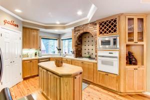 Spacious Lodge Near Donner Lake with Shared Pool & Hot Tub