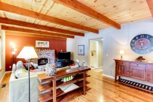 Spacious Lodge Near Donner Lake with Shared Pool & Hot Tub