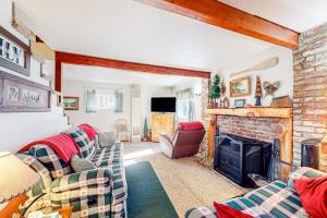 Darling cabin near beach-lake with wood stove & private washer&dryer