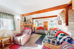 Darling cabin near beach-lake with wood stove & private washer&dryer