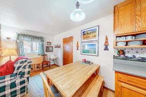 Darling cabin near beach-lake with wood stove & private washer&dryer