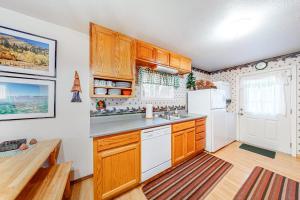 Darling cabin near beach-lake with wood stove & private washer&dryer