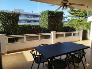 Apartamento con jardín privado, gran terraza y dos piscinas, en Playa de LaMora, Tarragona, familiar y tranquilo, reserva natural Bosque de la Marquesa con playas naturales, cerca de Altafulla, con parking, Wifi, Netflix