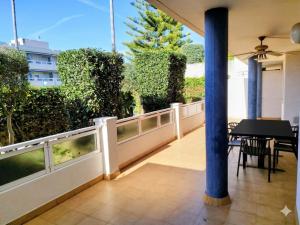 Apartamento con jardín privado, gran terraza y dos piscinas, en Playa de LaMora, Tarragona, familiar y tranquilo, reserva natural Bosque de la Marquesa con playas naturales, cerca de Altafulla, con parking, Wifi, Netflix