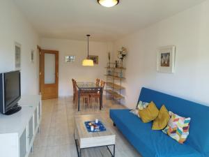Apartamento con jardín privado, gran terraza y dos piscinas, en Playa de LaMora, Tarragona, familiar y tranquilo, reserva natural Bosque de la Marquesa con playas naturales, cerca de Altafulla, con parking, Wifi, Netflix