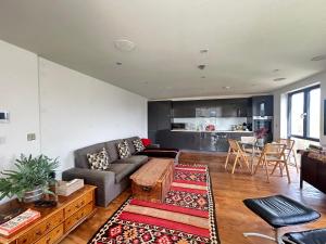 Elegant 2-Bed Apartment near Clapham Common with Roof Terrace