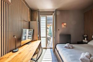 Lake Como - Old Town Terrace Apartment - 3 min from Lake and Station