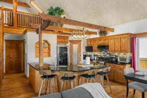 Fern and Pine 4BR Retreat by Lake w Deck
