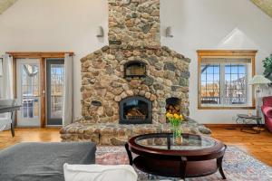 Fern and Pine 4BR Retreat by Lake w Deck