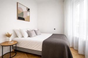 2BR 98m2 Old Town Apt with Pool Table and Free Parking!