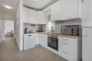 Apartment Sea Breeze with Private Balcony & Garage