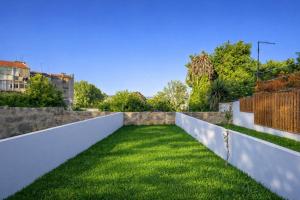 423 Garden ! Breakfast and Lunch Option ! Walk to Porto