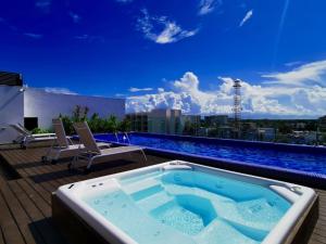 Icono 103 by Booking Guys Riviera