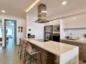 Icono 103 by Booking Guys Riviera