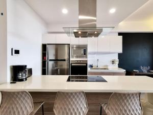 Icono 103 by Booking Guys Riviera