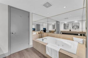 Horseshoe Valley ski resort Jacuzzi and King Bed