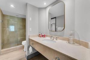 Horseshoe Valley ski resort Jacuzzi and King Bed