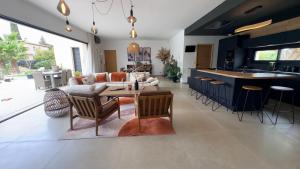 Villa moderne dans le Golfe de Saint Tropez, à 2 km de la mer