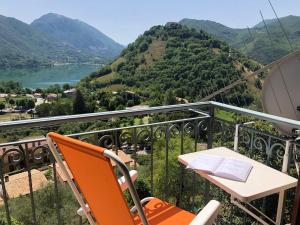 Stanza con terrazzo vista lago LAKEHOLIDAY IT