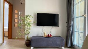 Çam ormanı içinde havuzlu daire